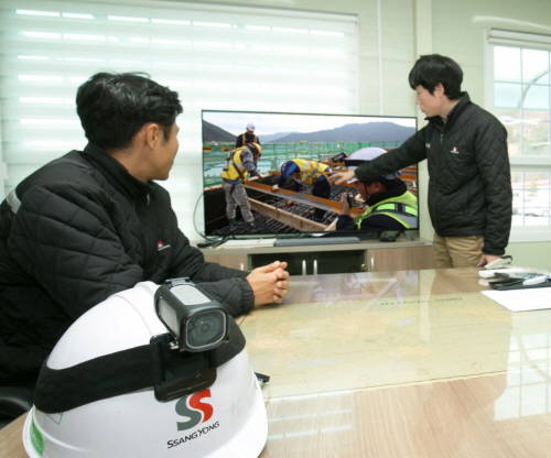 ▲ 밀양-울산 간 고속도로 공사현장에 액션캠 LTE 시스템을 도입, PC로 모니터링하고 있다. ⓒ 쌍용건설