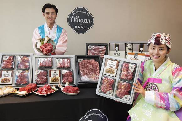 ▲ 10일 오전 서울 여의도동 올반 여의도점에서 모델들이 가격대 성능비가 뛰어난 신세계푸드의 '올반 선물세트'를 선보이고 있다.ⓒ신세계푸드