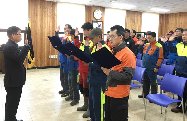 ▲ 올 숲 가꾸기사업에 참여하는 국유림영림단이 관리지침 선서를 하고 있다.ⓒ단양국유림관리소