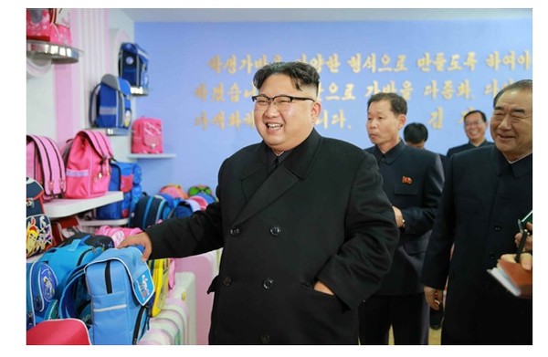 2016년 한 해 동안 북한 김정은의 공개활동에 있어서 수행업무를 가장 많이 소화한 북측 간부는 조용원 노동당 중앙위원회 부부장인 것으로 나타났다. 사진은 새로 건설된 평양가방공장을 찾은 김정은.ⓒ北선전매체 홈페이지 캡쳐