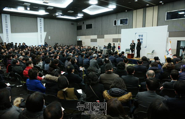 ▲ 이날 토론회는 인명진 비대위원장이 고성국 평론가와 대화를 주고 받는 방식으로 진행됐다. 그러나 SNS에서는 두 사람이 주고받은 대화와 달리 정책 부분에 대한 질문을 집중적으로 했다. ⓒ뉴데일리 이기륭 기자