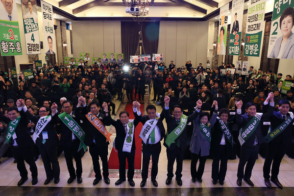 ▲ 9일 오후 충북 청주 선프라자컨벤션센터에서 열린 국민의당 충북도당 당원대표자대회에 참석한 당대표와 최고위원·전국여성·청년위원장후보자들이 당원들에게 인사하고 있다. ⓒ뉴시스 사진DB