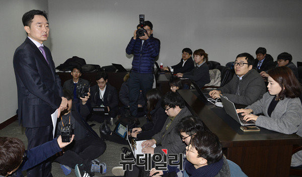 ▲ 반기문 전 유엔사무총장 측의 이도운 대변인(왼쪽 서 있는 사람)이 11일 서울 마포에서 취재진을 모아놓고 반기문 전 총장의 일정과 동선 등을 설명하고 있다. ⓒ뉴데일리 이종현 기자