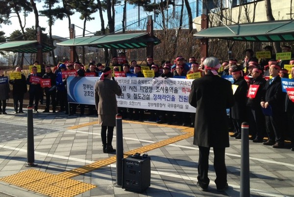 ▲ KTX세종역 신설 백지화를 위한 충북범도민비상대책위원회가 11일 세종 정부청사 국무총리실 앞에서 세종역 신설을 반대하는 기자회견을 열고 있다.ⓒ충북비대위