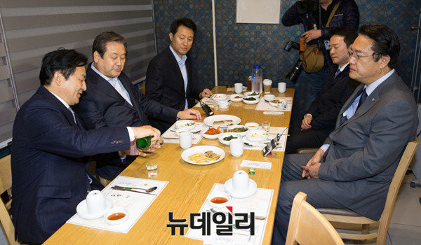 ▲ 바른정당 유승민 의원과 남경필 경기도지사가 오는 25일 대권 도전을 공식 선언한다. 설 연휴 이전에 대권 도전을 공식화할 가능성이 희박한 것으로 전해진 오세훈 전 서울특별시장, 원희룡 제주도지사와는 다른 행보다. 사진은 지난 11월 17일 여의도 모처에서 정진석 전 원내대표와 회동하고 있는 범(汎)보수 진영의 잠재적 대권주자들의 모습. ⓒ뉴데일리 이종현 기자