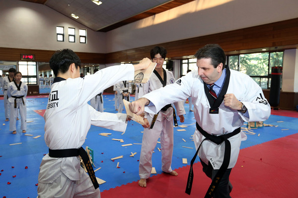 ▲ 마크 리퍼트(Mark W. Lippert) 주한 미 대사가 계명대 태권도센터를 찾아 격파시범을 선보이고 있다.ⓒ계명대 제공