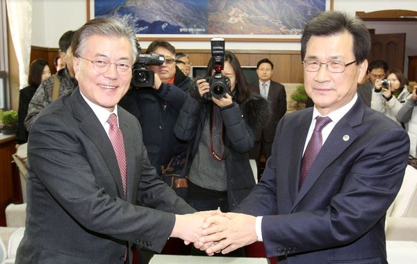 ▲ 11일 충북을 방문한 문재인 더불어민주당 전 대표(왼쪽)와 이시종 도지사가 악수를 나누고 있다.ⓒ충북도