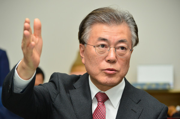 ▲ 더불어민주당 문재인 전 대표가 11일 충북도청 브리핑실에서 기자들의 질문에 답하고 있다. ⓒ뉴시스