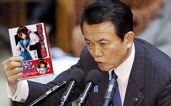 ▲ 아소 다로 日부총리는 만화 오타쿠로도 잘 알려져 있다. 나리타 공항에서 '로젠메이든'이라는 만화를 읽는 모습이 포착되기도 했다고. 사진은 日온라인 커뮤니티에 나돌았다는 합성사진. ⓒ국내 만화 커뮤니티 화면캡쳐