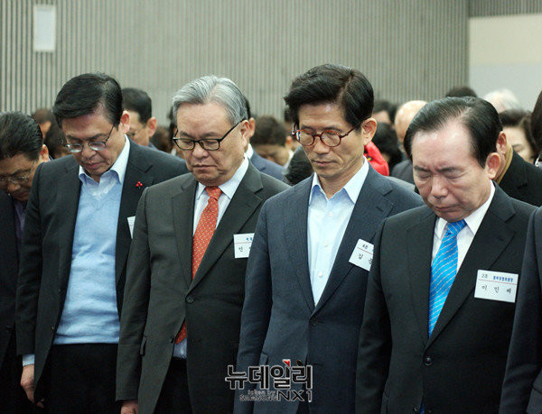 ▲ 새누리당 지도부와 이인제 최고위원(오른쪽). 이들은 11일 일산 킨텍스에서 새누리당의 반성과 화합을 위한 대토론회를 가졌다.ⓒ뉴데일리 이기륭 기자