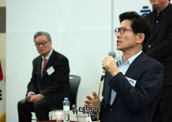 ▲ 새누리당 인명진 비대위원장은 이날 분임토의가 끝난 이후 "이정현 전 대표와 정갑윤 전 국회부의장이 제출한 탈당계를 반려하겠다"고 밝혔지만, 김문수·조경태 의원이 당에서 재논의해달라고 요청하자 이를 받아들였다. ⓒ뉴데일리 이기륭 기자