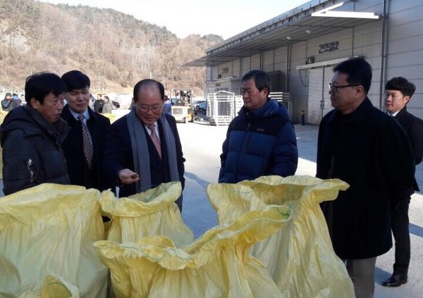 ▲ 건고추 수매현장을 방문한 류한우 군수(가운데)가 농업인들과 이야기를 나누고 있다.ⓒ단양군