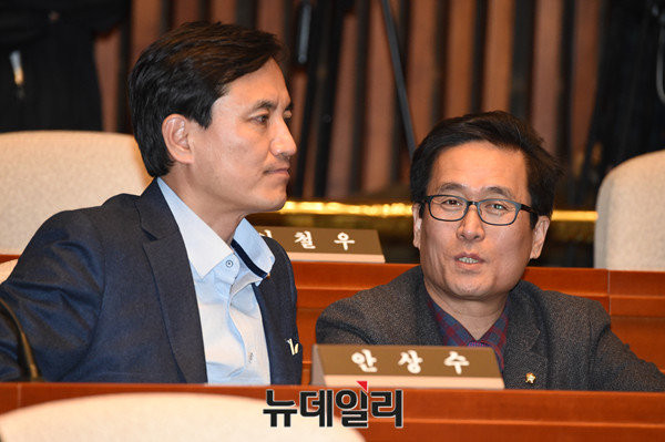 ▲ 새누리당 김진태 의원(왼쪽)이 함진규 의원(오른쪽)과 이야기를 주고받고 있다. ⓒ뉴데일리 이종현 기자