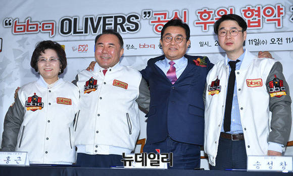 ▲ 윤홍근 제너시스 BBQ 회장(왼쪽에서 두번째). ⓒ정상윤 기자