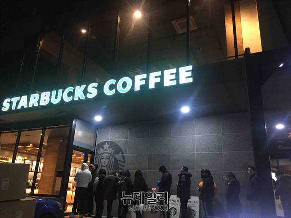 ▲ 2017 스타벅스 럭키백을 사기 위해 동해DT점 앞에 새벽부터 길게 줄을 선 고객들. ⓒ뉴데일리경제