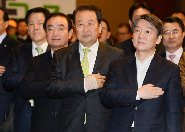 ▲ 국민의당 안철수 전 대표와 박주선 국회 부의장, 장병완 의원, 주승용 원내대표(오른쪽부터) 11일 오후 서울 영등포구 그랜드컨벤션에서 열린 국민의당 서울시당 당원대표자 대회에서 안철수 전 대표를 비롯한 지도부들이 국민의례를 하고 있다. ⓒ뉴시스 사진DB