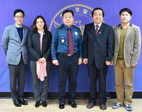 ▲ 이길상 충주경찰서장(가운데)이 경미범죄심사위원으로 위촉된 위원들과 기념촬영을 하고 있다.ⓒ충주경찰서
