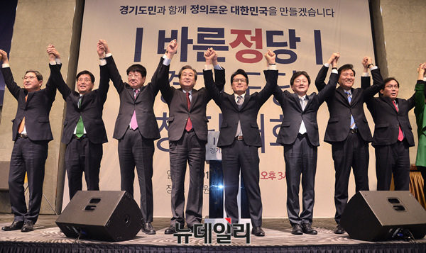 ▲ 바른정당이 12일 오후 수원월드컵경기장에서 경기도당 창당대회를 거행했다. 사진 왼쪽부터 김학용 경기도당위원장, 강길부 의원, 이종구 정책위의장, 김무성 의원, 정병국 중앙당창당준비위원장, 유승민 의원, 오세훈 전 서울특별시장, 김영우 의원. ⓒ수원(경기)=뉴데일리 공준표 기자