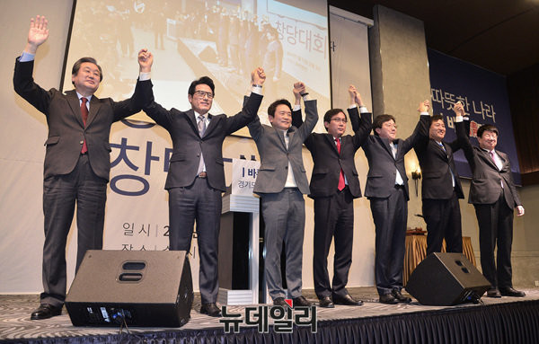 ▲ 바른정당이 12일 오후 수원월드컵경기장에서 경기도당 창당대회를 거행했다. 사진 왼쪽부터 김무성 의원, 정병국 중앙당창당준비위원장, 남경필 경기도지사, 김영우 유승민 의원, 오세훈 전 서울특별시장, 이종구 정책위의장. ⓒ수원(경기)=뉴데일리 공준표 기자