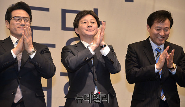 ▲ 바른정당이 12일 오후 수원월드컵경기장에서 경기도당 창당대회를 거행했다. 정병국 중앙당창당준비위원장(사진 왼쪽)이 유승민 의원과 오세훈 전 서울특별시장 등 당내의 대권주자들을 띄워준 가운데, 한 알의 밀알이 되겠다고 다짐한 바른정당 유승민 의원이 손뼉을 치고 있다. ⓒ수원(경기)=뉴데일리 공준표 기자