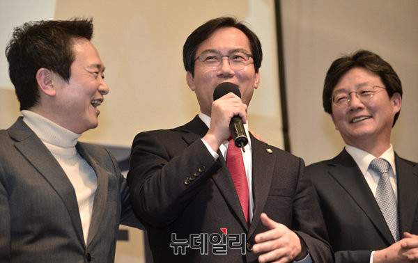 ▲ 바른정당 경기도당 창당대회가 12일 오후 수원월드컵경기장에서 열렸다. 김영우 의원이 축사 도중 바른정당의 대권주자인 남경필 경기도지사와 유승민 의원을 띄워주자, 두 사람이 박장대소하고 있다. ⓒ수원(경기)=뉴데일리 공준표 기자