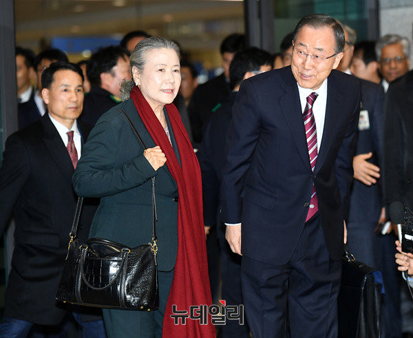 ▲ 바른정당 경기도당 창당대회가 12일 오후 수원월드컵경기장에서 열렸다. 이 자리에 모인 시민들은 바른정당이 반기문 전 유엔사무총장을 대선 후보로 영입해주길 바라는 마음을 드러냈다. 사진은 비슷한 시각, 인천국제공항을 통해 귀국하고 있는 반기문 전 총장의 모습. ⓒ인천=뉴데일리 정상윤 기자