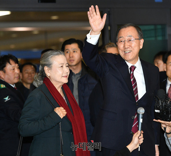 반기문 전 유엔 사무총장이 12일 오후 인천국제공항으로 귀국하고 있다. 오른쪽은 부인 유순택씨. ⓒ뉴데일리 정상윤 기자