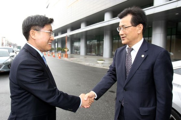 ▲ 이시종 충북도지사가 12일 SK하이닉스를 방문해 장종태 청주지원본부장(왼쪽)과 악수를 나누고 있다.ⓒ충북도