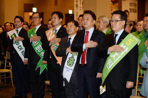 ▲ 국민의당 1·15 전당대회 당대표 선거에 출마하는 후보자들. 오른쪽부터 박지원 전 원내대표, 김영환 전 사무총장, 황주홍 의원, 손금주 의원, 문병호 전 의원. ⓒ뉴시스 사진DB