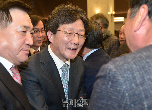 ▲ 유승민 바른정당 의원이 창당식을 마치고 지지자들과 악수하고 있다 ⓒ 뉴데일리 공준표