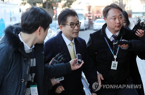 ▲ 조한규 전 세계일보 사장이 12일 오후 '정윤회 문건' 보도와 관련한 청와대의 개입 의혹에 대해 증인신문을 받기 위해 '탄핵심판 사건 4차 변론'이 열리는 서울 종로구 헌법재판소 대심판정으로 들어가고 있다. ⓒ연합뉴스