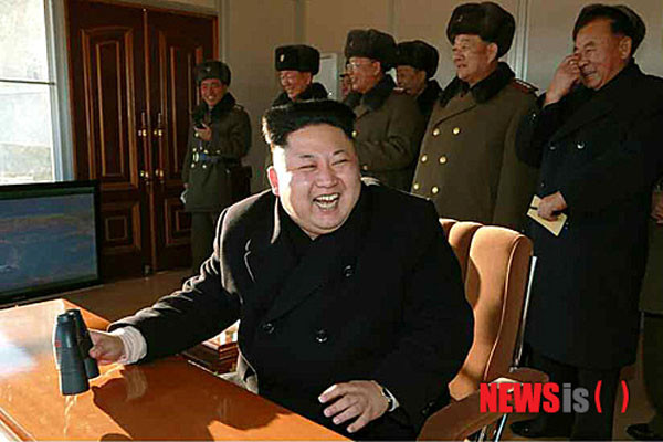 ▲ 北민화협이 성명을 통해 "친미사대는 재앙, 친북동족행은 통일번영"이라는 주장을 폈다. 한국에 '친북동족행 정권'이 들어서면 과연 누구에게 가장 이익이 될까. 사진은 웃는 김정은. ⓒ뉴시스. 무단전재 및 재배포 금지.