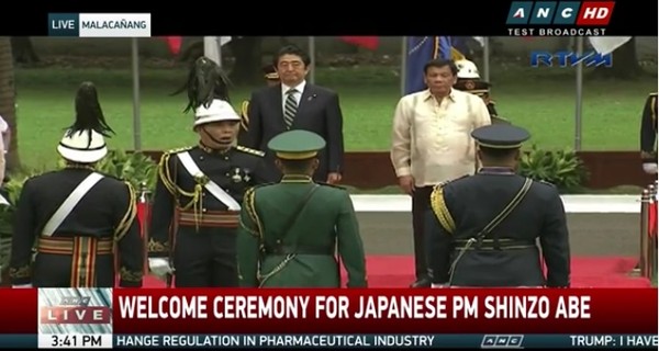 아베 신조(安倍晋三) 일본 총리가 필리핀에게 10조 원 이상의 경제 지원을 약속했다. 사진은 (뒷줄 왼쪽부터) 아베 日총리와 두테르테 필리핀 대통령이 의장대를 사열하고 있는 모습.ⓒ필리핀 'ABS-CBN' 중계영상 캡쳐