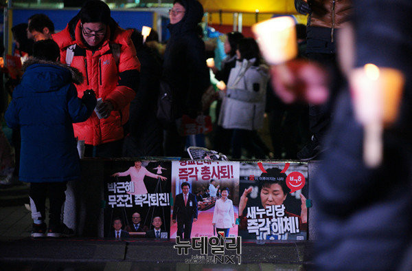 박근혜정권퇴진 비상국민행동에서 주최하는 주말 촛불집회에 참석한 시민들. ⓒ뉴데일리 정상윤 기자