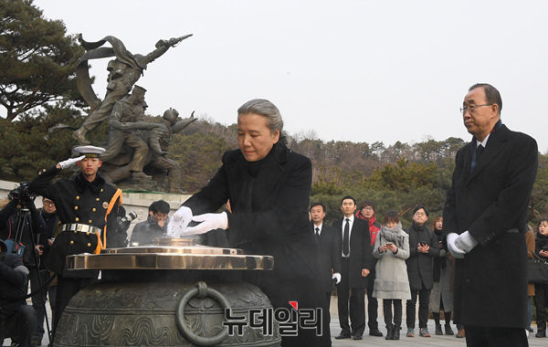 ▲ 반기문 전 유엔사무총장이 13일 오전 서울 동작동 국립현충원을 방문해 현충탑에 분향한 뒤, 배우자 유순정 여사가 분향하는 동안 꼿꼿한 자세로 현충탑을 바라보고 있다. ⓒ사진공동취재단