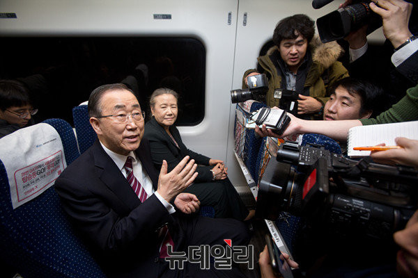 ▲ 반기문 전 유엔 사무총장. 그는 13일에도 친서민 행보를 계속했다. 사진은 지난 12일 대중교통인 기차를 타고 인천공항에서 서울역으로 이동하는 모습. 이 역시 서민행보의 일환으로 해석된다. ⓒ사진공동취재단