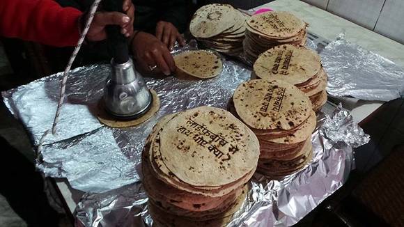 ▲ 힌두스탄 유니레버는 인도 고유 축제 때 인도식 쌈인 로티에 '손을 씻었나요"라는 문구를 박아 사람들에게 나눠주는 캠페인으로 2013년 칸 라이언즈 크리에이티비티 페스티벌에서 티타늄을 비롯 수많은 상을 받기도 했다 ⓒ칸라이언즈한국사무국