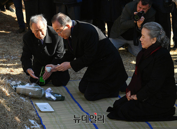 ▲ 반기문 전 유엔사무총장이 14일 오전 충북 음성에 있는 선친의 묘역을 찾아 술잔을 올리고 있다. ⓒ음성(충북)=뉴데일리 정상윤 기자