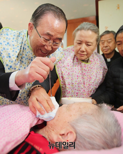 ▲ 이날 유순택 여사는 수건으로 거동이 불편한 여성 노인 시설이용자의 입을 닦아주고 말동무가 돼 주는 등, 반 전 총장을 묵묵히 지원했다. ⓒ뉴데일리 정상윤 기자