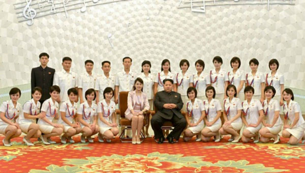 ▲ 일설에 따르면, 북한의 금 매장량은 세계 10위권이라고 한다. 하지만 그 모든 금이 모두 사진 속 중앙에 앉은 돼지 소유나 다름없다. 사진은 2015년 10월 모란봉 악단과 김정은의 기념사진. ⓒ연합뉴스. 무단전재 및 재배포 금지.