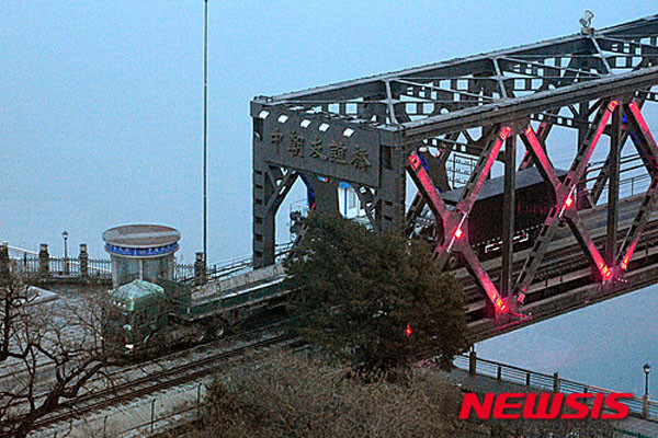 ▲ 中단둥의 中-北철교를 지나는 화물차들. ⓒ뉴시스. 무단전재 및 재배포 금지.