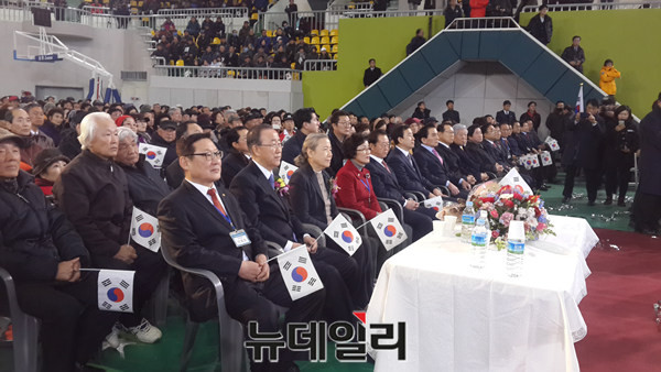 ▲ 14일 충북 충주체육관에서 열린 시민환영대회에서 반기문 전 총장과 유순택 여사가 나란히 참석했다.ⓒ김종혁 기자