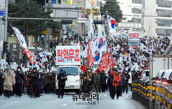 14일 오후, 대통령 탄핵소추에 반대하는 보수성향 시민단체 회원과 시민들이 서울 혜화동 인근을 행진하고 있다. ⓒ 뉴데일리 이기륭 기자