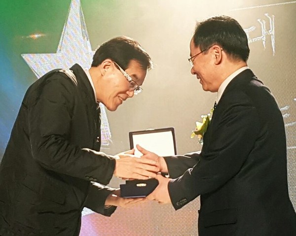 ▲ 현경석 예총 제천지회장(왼쪽)이 수상을 하고 있는 모습.ⓒ제천시