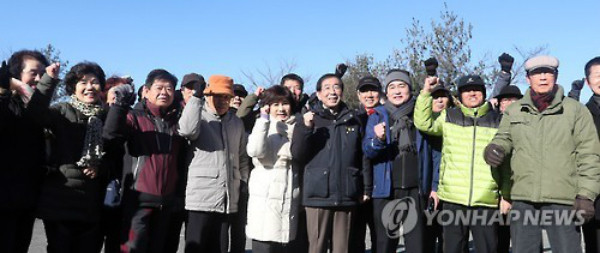 ▲ 박원순 서울특별시장이 15일 오전 자신의 고향인 경남 창녕을 찾아 화왕산 등반을 마치고 정상에서 지지자들과 함께 파이팅을 외치고 있다. 박원순 시장의 왼편은 배우자 강난희 여사. ⓒ연합뉴스 사진DB