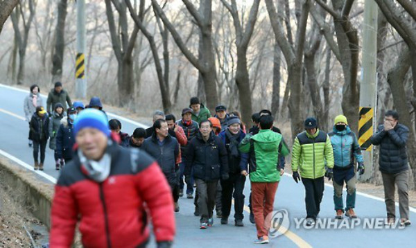 ▲ 박원순 서울특별시장이 15일 오전 자신의 고향인 경남 창녕을 찾아 지지자들과 함께 화왕산 등반에 나서고 있다. ⓒ연합뉴스 사진DB