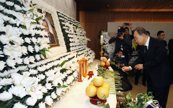 ▲ 반기문 전 유엔사무총장이 15일 오후 서울 신촌세브란스병원 장례식장에 마련된 박세일 전 의원의 빈소를 찾아 국화 한 송이를 바치며 고인의 타계를 애도하고 있다. ⓒ뉴시스 사진DB