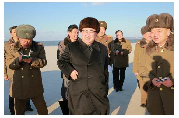 북한이 선전매체를 동원해 대륙간 탄도미사일(ICBM) 시험발사에 대한 의미부여와 시기·장소에 관계없이 도발을 실시할 수 있음을 강조하고 있다. 사진은 금산포 수산사업소를 방문한 김정은.ⓒ北선전매체 홈페이지 캡쳐