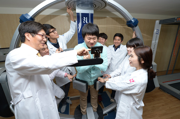 ▲ 대구보건대학교 정시모집에서 최고 경쟁률을 기록한 물리치료과의 실습모습.ⓒ대구보건대 제공