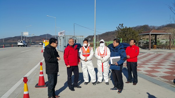 ▲ 이철우 국회의원(왼쪽 두번째)이 15일 김천 AI방역현장을 찾아 관계자를 격려했다.ⓒ김천시 제공